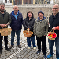 Sie verteilten Ostereier im Namen des SPD-Ortsvereins Altötting – von links: Thomas Bohlmann, Hubert Rothmayer, Manuela Provenzani, Michael Glaß und Holger Gottschalk.