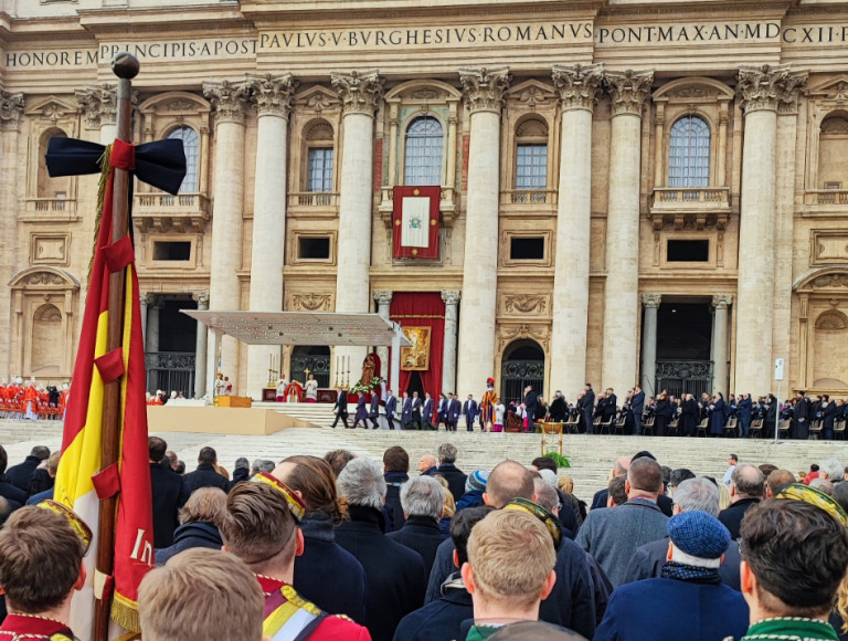 Abschied von Benedikt XVI. auf dem Petersplatz in Rom.